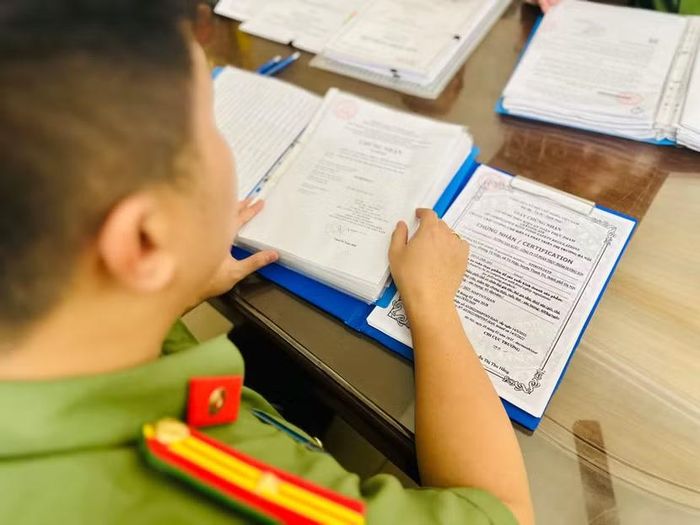  Cán bộ Công an xã hỗ trợ kiểm tra, rà soát hồ sơ pháp lý và "Giấy chứng nhận cơ sở đủ điều kiện an toàn thực phẩm", giúp doanh nghiệp hoạt động đúng quy định và phòng tránh các rủi ro pháp lý 