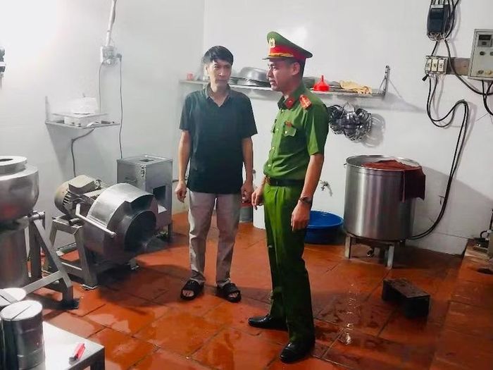 Cán bộ Công an xã Dân Hoà tuyên truyền, phổ biến kiến thức pháp luật về an toàn thực phẩm tại các cơ sở kinh doanh