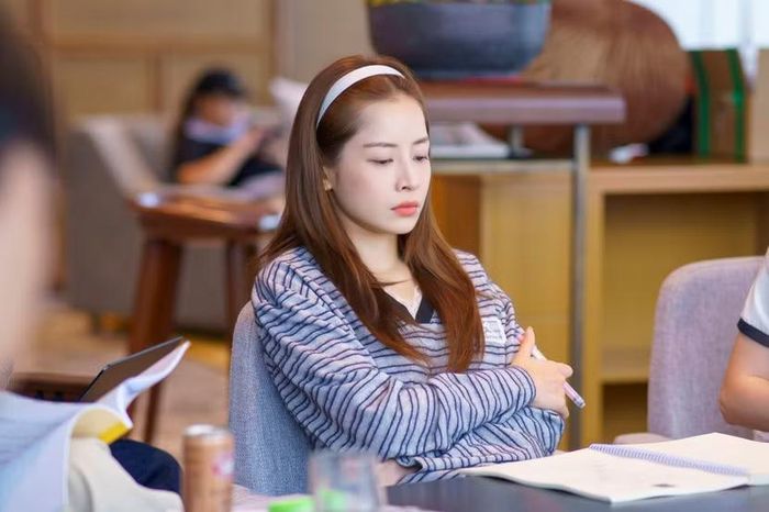 Chi Pu trong buổi đọc kịch bản cùng ekip