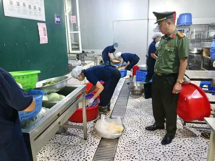 Đoàn kiểm tra làm việc tại Trường THCS Thịnh Liệt