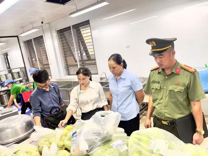 Đoàn kiểm tra làm việc tại Trường Tiểu học Tam Trinh