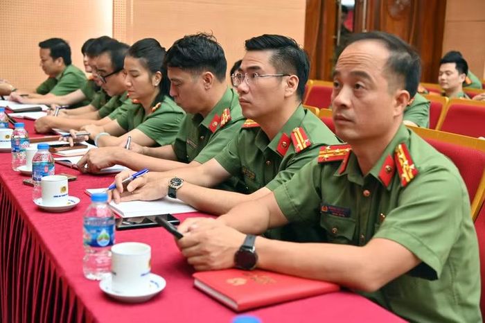 Chỉ huy các phòng nghiệp vụ theo dõi, nghiên cứu từng văn bản chỉ đạo của Thành ủy phát trên màn hình trực tuyến.