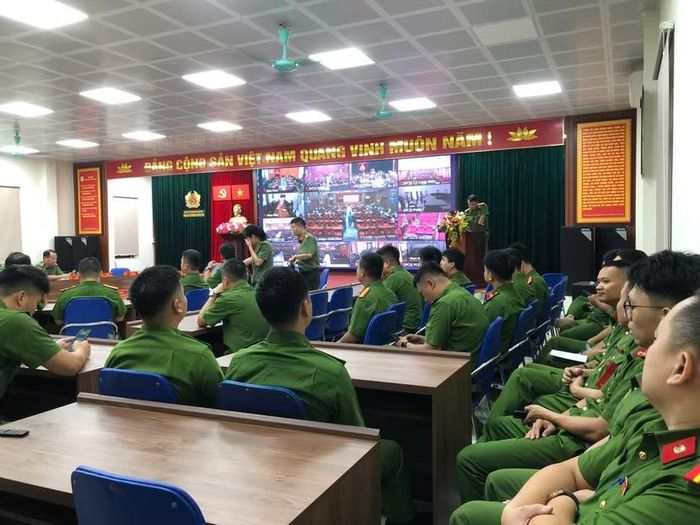Tại điểm cầu ở công an các xã, phường, quân số đảm bảo đầy đủ, sẵn sàng từ 7h30