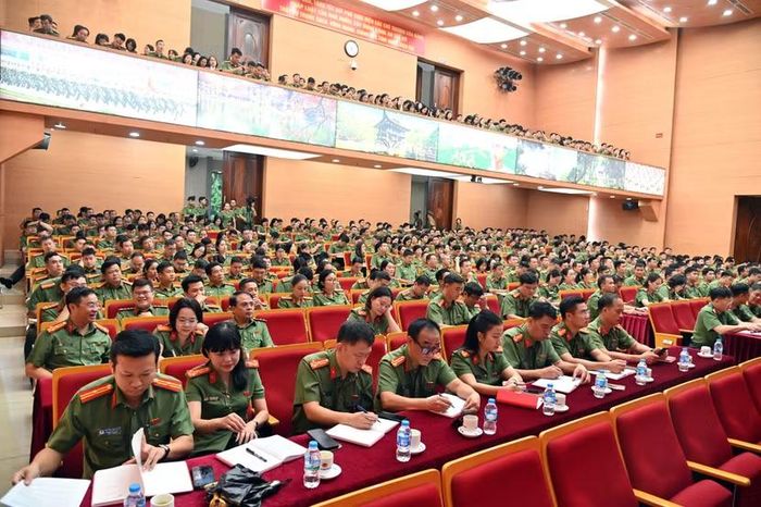 Toàn cảnh hội trường Công an thành phố trong giờ khai mạc hội nghị trực tuyến sáng 15-9.