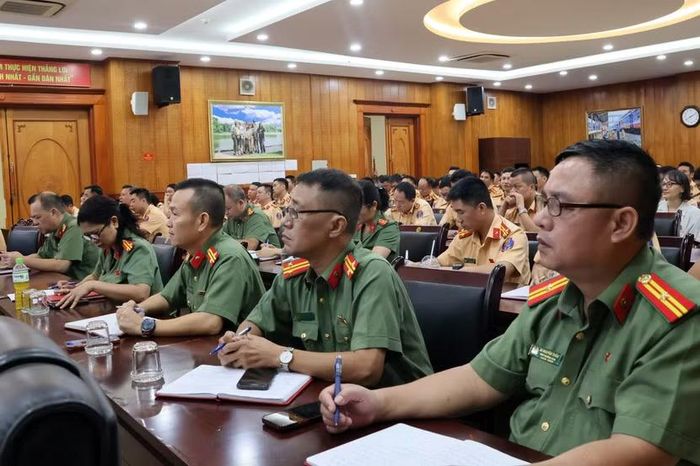 Tại các điểm cầu ở các phòng nghiệp vụ, công an các xã, phường ghi nhận quân số tham gia học tập nghị quyết đầy đủ.