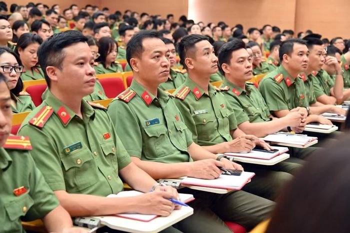 Cán bộ, chiến sĩ tham dự hội nghị ghi nhận các nhóm chỉ tiêu công tác được phổ biến.