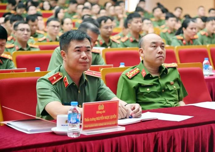 Thiếu tướng Nguyễn Ngọc Quyền và Đại tá Nguyễn Đức Long theo dõi nội dung quán triệt tại hàng ghế danh dự điểm cầu Công an TP Hà Nội.