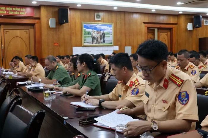 Trung tướng Nguyễn Thanh Tùng, Giám đốc CATP yêu cầu toàn lực lượng quán triệt, bảo đảm 100% cán bộ, chiến sĩ, người lao động được nghiên cứu những nội dung cơ bản của Nghị quyết, các chỉ tiêu, định hướng trong chương trình hành động của Thành ủy; đồng thời tăng cường kiểm tra, đôn đốc, kịp thời biểu dương cách làm hiệu quả, chấn chỉnh biểu hiện hình thức...