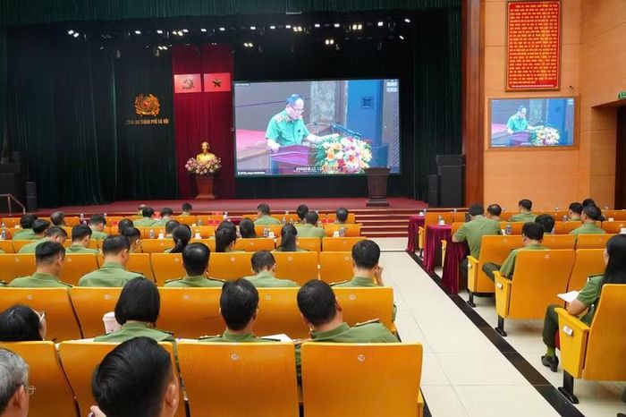 Các đại biểu theo dõi phần quán triệt của Trung tướng Nguyễn Thanh Tùng, Anh hùng lực lượng vũ trang nhân dân, Ủy viên Ban Thường vụ Thành ủy, Bí thư Đảng uỷ, Giám đốc CATP về Kế hoạch của Ban Thường vụ Thành ủy triển khai thực hiện Nghị quyết số 18-NQ/TW ngày 28/7/2026 “Về xây dựng xã hội kỷ cương, an toàn, văn minh, hài hòa, phát triển”