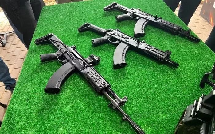 Theo báo Vzglyad, Tập đoàn Kalashnikov đã lần đầu tiên công khai giới thiệu các mẫu súng trường tấn công AK-15K rút gọn tại một cuộc triển lãm diễn ra ở Moskva vào tháng 8/2026.