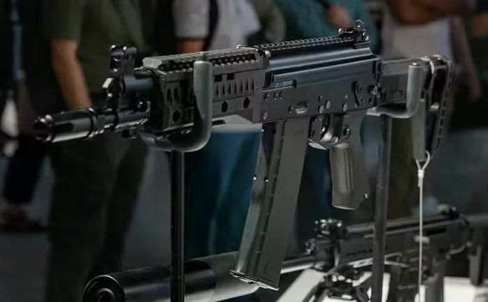 Khách tham quan sẽ được chiêm ngưỡng những khẩu súng trường tấn công AK-15K và AK-19K, đây là các phiên bản rút gọn mới nhất dành cho lính đặc nhiệm, hoặc các đơn vị không yêu cầu cự ly tác chiến tầm xa.
