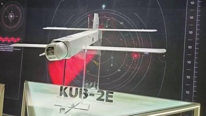 Ngoài ra loại đạn tuần kích có điều khiển KUB-2-E sẽ lần đầu tiên ra mắt quốc tế. Máy bay không người lái cảm tử này đã chứng minh được giá trị của mình trong khu vực diễn ra chiến dịch quân sự đặc biệt.