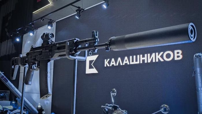 Theo thông cáo báo chí của Tập đoàn Kalashnikov, họ sẽ trưng bày các sản phẩm phát triển mới nhất của mình tại Triển lãm Hàng không và Quốc phòng Châu Phi, diễn ra từ 16/9 đến 20/9/2026.