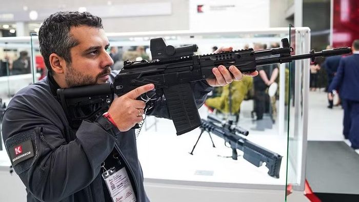 Sau đó Giám đốc điều hành của Tập đoàn Kalashnikov - ông Alan Lushnikov đã phát biểu về việc sử dụng thành công loại vũ khí này trên chiến trường, đồng thời xúc tiến xuất khẩu tới các quốc gia châu Phi.