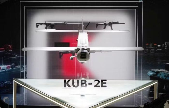 Mặc dù không nổi tiếng và được sử dụng rộng rãi như chiếc Lancet hay các dòng UAV cảm tử cỡ lớn như Geran, KUB-2E vẫn được đánh giá cao về tính năng kỹ chiến thuật và tiềm năng xuất khẩu còn rất lớn.