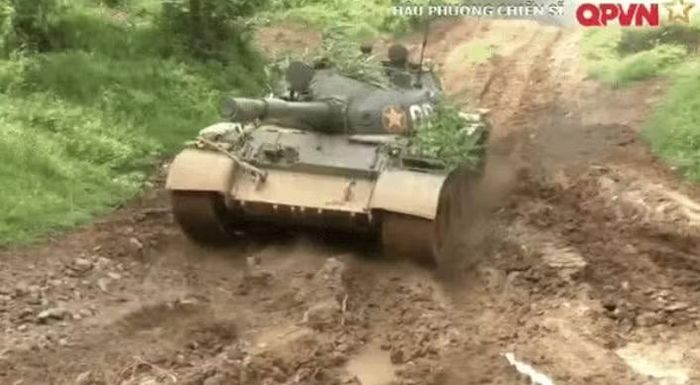 Việc tăng đường kính nòng từ 100 lên 115 mm không phải là thay đổi đơn thuần về kích thước. Pháo nòng trơn cho phép thiết kế hệ đạn phù hợp với yêu cầu chống tăng mới, trong đó đáng chú ý là đạn xuyên động năng.