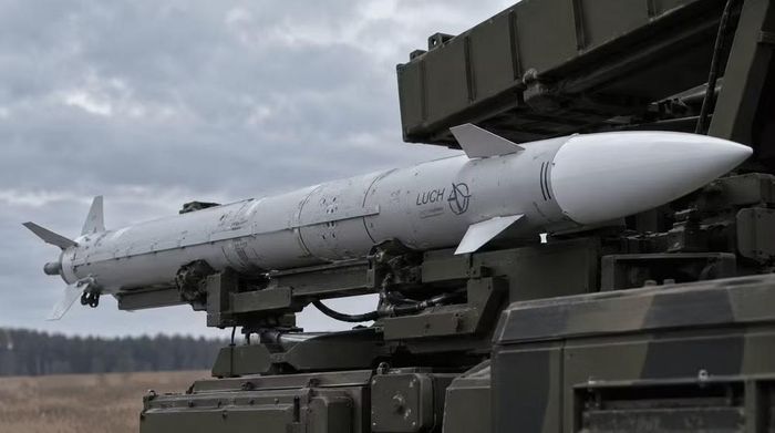 Quân đội Ukraine sử dụng nhiều phiên bản khác nhau của hệ thống phòng không Osa, từ Osa-AK đến Osa-AKM, tuy vậy hiện chỉ còn rất ít tên lửa tiêu chuẩn còn khả năng chiến đấu.