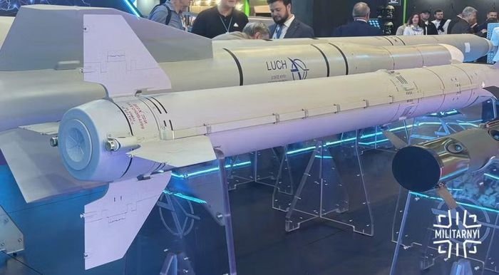 Tên lửa RK-19 được dẫn đường bằng sóng vô tuyến, trang bị ngòi nổ phi tiếp xúc và mang đầu đạn phân mảnh nổ mạnh nặng 14,3 kg nhằm tăng xác suất tiêu diệt mục tiêu.