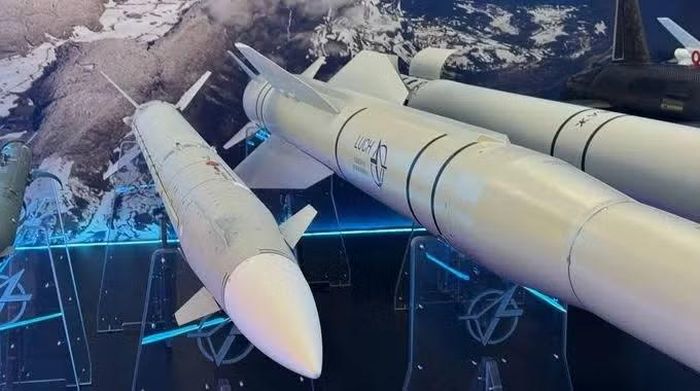 Để so sánh, tên lửa 9M33M3 từ thời Liên Xô dành cho hệ thống phòng không Osa-AKM có tầm bắn và độ cao tương đương, đầu đạn nặng hơn một chút (nặng 15 kg) và tốc độ thấp hơn (500 km/h), trọng lượng chiến đấu của đạn ở mức 157 kg.