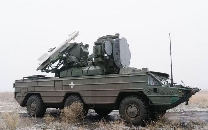 Trước tình hình trên, lực lượng vũ trang Ukraine buộc phải sử dụng các phiên bản cũ với hiệu suất kém hơn, hoặc thậm chí chuyển đổi tên lửa không đối không tầm ngắn R-73 dành cho hệ thống phòng không Osa.