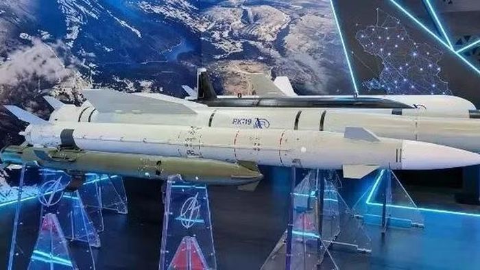 Về cơ bản, RK-19 gần như giống hệt với tên lửa cũ, tuy nhiên có tốc độ nhanh hơn. Về hình dáng bên ngoài, hai loại đạn cũng rất giống nhau; phiên bản RK-19 thế hệ mới thực chất đã được phát hiện trong một số đoạn video đăng tải từ mùa xuân năm 2026.