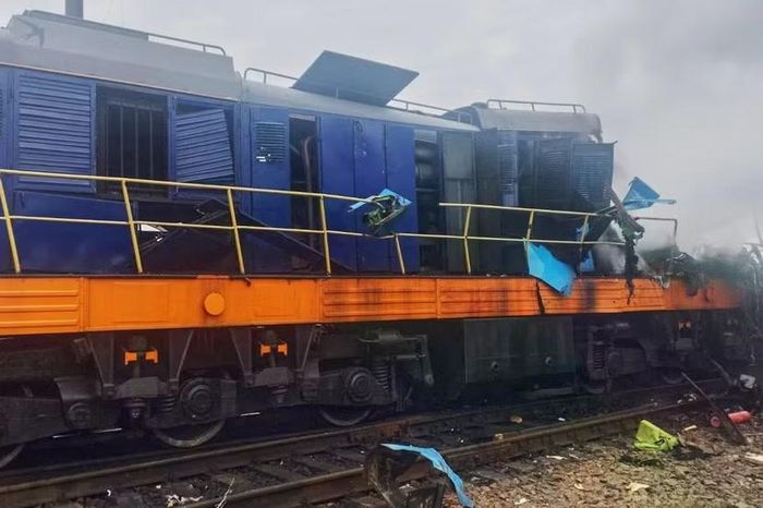 Đầu máy xe lửa bị hư hại trong vụ tấn công bằng UAV của Nga tại ga Yahodyn gần biên giới Ukraine - Ba Lan ngày 13-9-2026