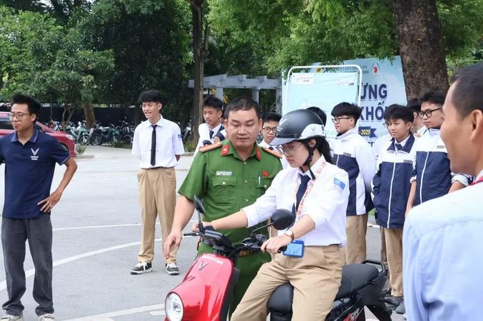 Hướng dẫn học sinh điều khiển xe máy an toàn