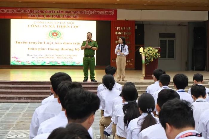 Công an xã Thiên Lộc, Hà Nội phối hợp với Trường THPT Bắc Thăng Long tổ chức tuyên truyền Luật Trật tự an toàn giao thông, phòng, chống bạo lực học đường và hướng dẫn kỹ năng lái xe an cho hơn 2000 học sinh và giáo viên của nhà trường