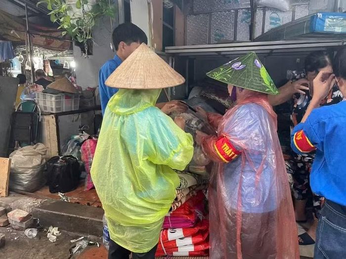 UBND phường Kim Liên tổ chức hỗ trợ tiểu thương