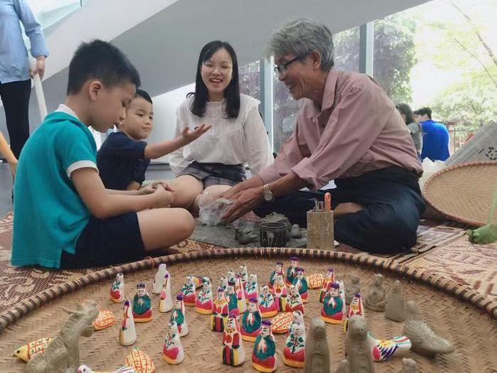 Nghệ nhân hướng dẫn các em nhỏ làm con giống đất nặn