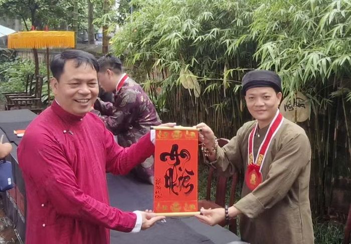 Tiến sĩ Lê Xuân Kiêu trải nghiệm hoạt động xin chữ tại chương trình "Nét chữ An nhiên".