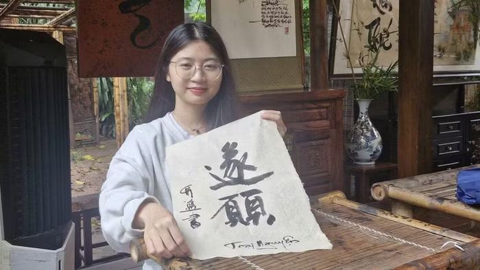 Bạn Lê Thị Ngọc Ninh vui vẻ, nâng niu con chữ vừa xin được tại sự kiện.