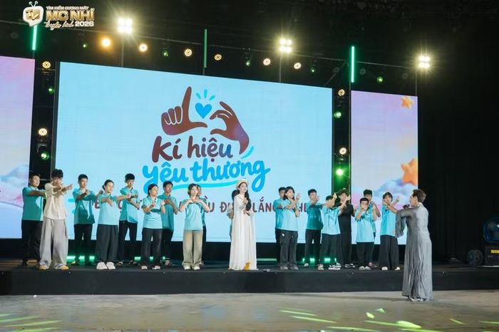 20 em nhỏ khiếm thính cùng Bảo Trinh thực hiện ngôn ngữ ký hiệu trong tiết mục “Gặp lại thanh xuân của mẹ”