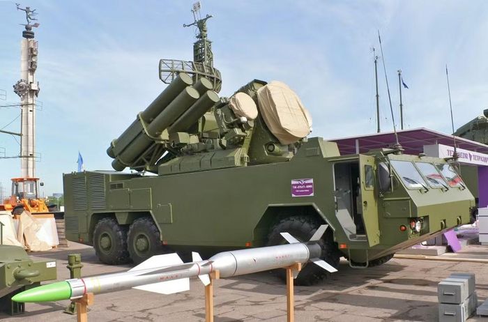 Đây là hệ thống phòng không khép kín (ADMS) được thiết kế để bảo vệ các đơn vị quân đội, căn cứ, kho tàng, cơ sở công nghiệp quốc phòng trước cuộc tấn công của tất cả các loại mục tiêu đường không.