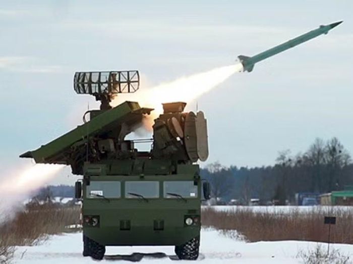Xe phóng tự hành T381 mang theo 8 tên lửa bố trí 4 ống phóng mỗi bên cùng hệ thống radar điều khiển hỏa lực ở giữa, kèm theo đó là khí tài trinh sát quang điện tử.