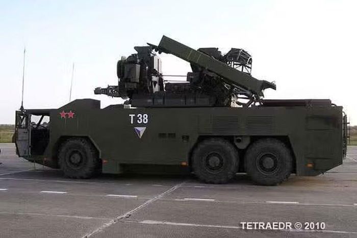 Theo nhà sản xuất Tetraedr, T38 có phạm vi tiêu diệt mục tiêu hiệu quả 20 km, nó có thể tấn công các đối tượng bay với tốc độ 900 m/s, tầm cao từ 25 - 10.000 m. T38 sử dụng đạn tên lửa nhiên liệu rắn 2 giai đoạn T382, được thiết kế để phá hủy các mục tiêu đường không.