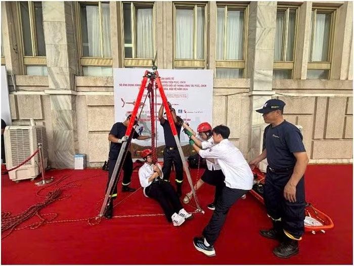 Học sinh trực tiếp trải nghiệm các trang thiết bị, phương tiện phục vụ công tác chữa cháy, cứu nạn, cứu hộ