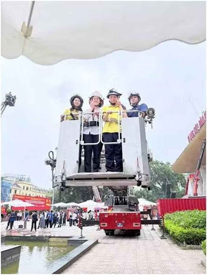 Tại không gian triển lãm, học sinh Trường THPT Việt Đức đã được tiếp cận trực tiếp với các công nghệ, thiết bị PCCC & CNCH hiện đại, đồng thời tham gia chuỗi hoạt động thực hành kỹ năng thiết thực dưới sự hướng dẫn của lực lượng Cảnh sát PCCC&CNCH chuyên nghiệp