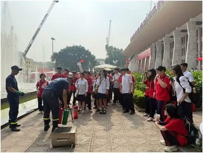  Học sinh trực tiếp thao tác sử dụng bình chữa cháy xách tay để dập tắt đám cháy giả định; thực hành kỹ năng di chuyển trong môi trường nhiều khói độc bằng mặt nạ phòng độc; trải nghiệm kỹ năng thoát hiểm từ trên cao bằng đệm hơi và thiết bị dây thả tự cứu ﻿ 