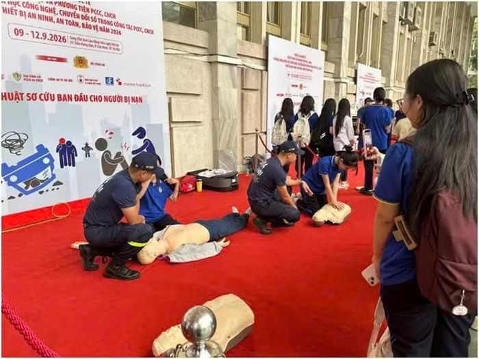 Học sinh THPT Việt Đức tập trung lắng nghe cán bộ PCCC hướng dẫn sơ cấp cứu ban đầu