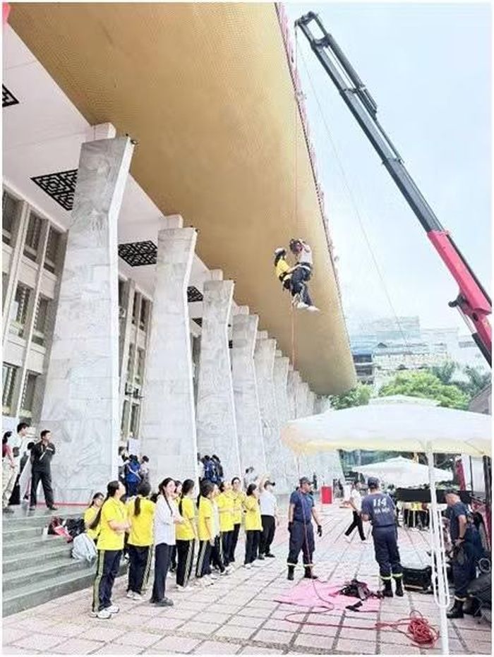 Không chỉ dừng lại ở việc học tập kỹ năng, hơn 500 học sinh THPT Việt Đức đã tích cực tham gia hưởng ứng các hoạt động tuyên truyền, lan tỏa thông điệp của Ngày toàn dân PCCC (04/10) đến cộng đồng
