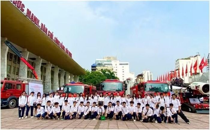 Học sinh được trực tiếp quan sát, lắng nghe giới thiệu về các loại phương tiện, xe chữa cháy chuyên dụng, hệ thống cảnh báo cháy tự động và công nghệ cứu nạn hiện đại
