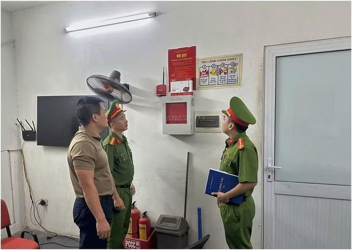 Đoàn kiểm tra kiểm tra tình trạng hoạt động của các phương tiện PCCC tại các cơ sở