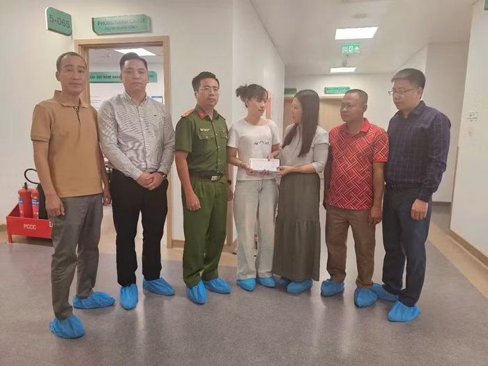 Thượng tá Nguyễn Tuấn Dũng, Đội trưởng Đội chữa cháy và cứu nạn, cứu hộ khu vực số 12 cùng đoàn công tác thăm hỏi, động viên và trao quà hỗ trợ trực tiếp cho gia đình và đồng chí Đại úy Đỗ Hữu Hiến bị thương trong khi làm nhiệm vụ chữa cháy, cứu nạn cứu hộ
