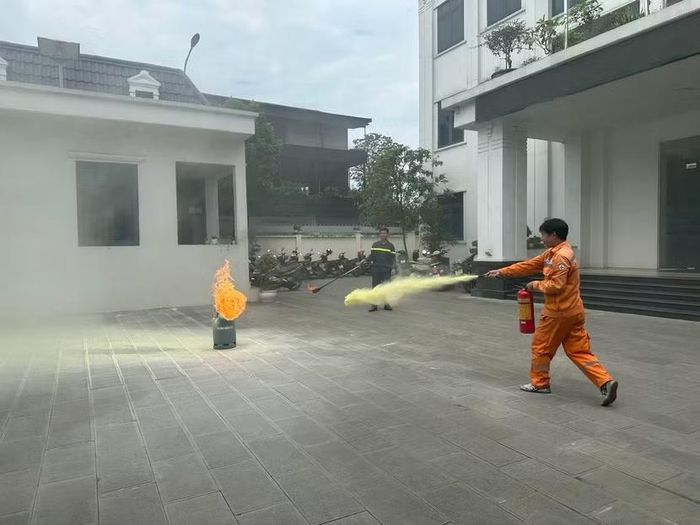 Các học viên thực hành sử dụng bình chữa cháy