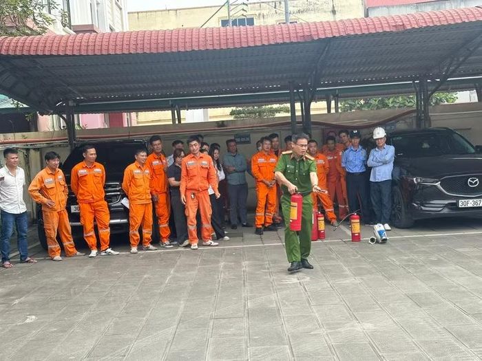 Hướng dẫn học viên các thao tác sử dụng bình chữa cháy.