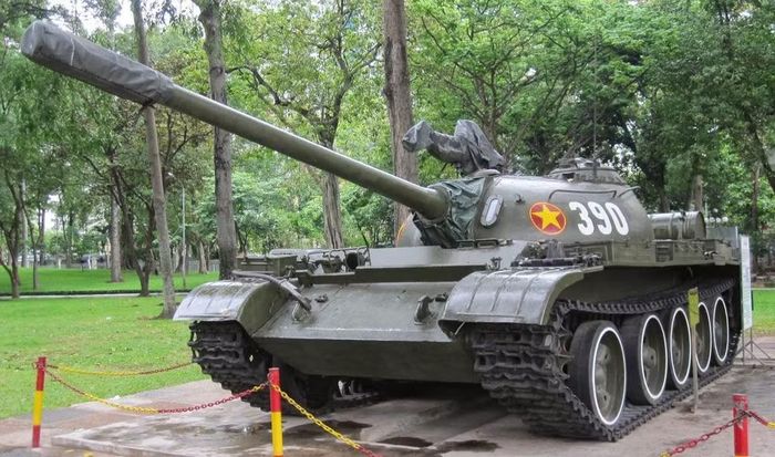 Pháo D-10T2S, hệ thống ổn định 2 mặt phẳng và các thiết bị nhìn đêm giúp phiên bản này nâng cao đáng kể khả năng tác chiến so với những phiên bản trước.