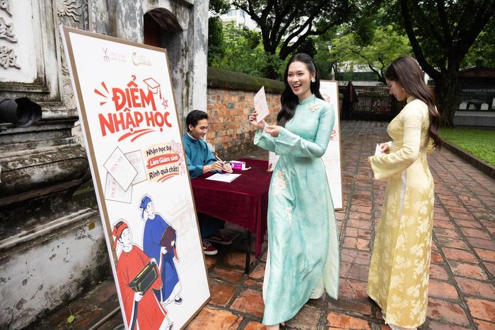 Các bạn trẻ hào hứng tham gai hành trình trải nghiệm “Nhận Học bạ – Làm Giám sinh” tại Văn Miếu – Quốc Tử Giám.