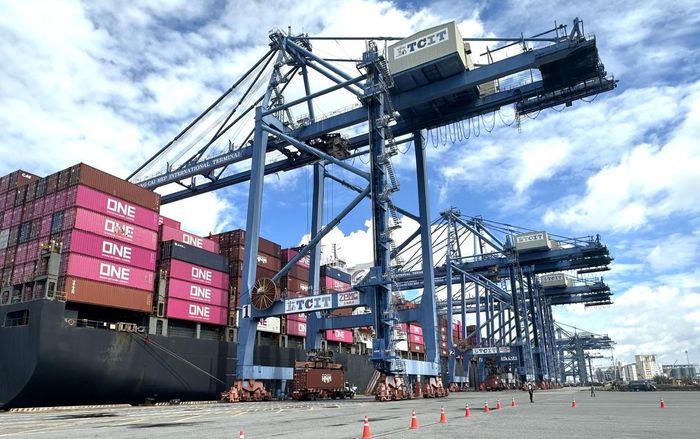 Kết nối đồng bộ các phương thức vận tải sẽ góp phần phát huy lợi thế cảng biển, nâng sức cạnh tranh logistics. Ảnh: S.X
