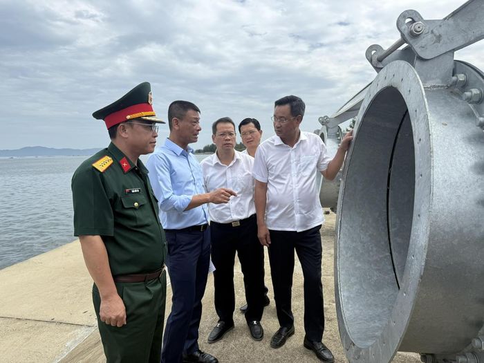 Bí thư Thành ủy Đà Nẵng Lê Ngọc Quang, Chủ tịch UBND thành phố Nguyễn Mạnh Hùng, Phó Chủ tịch Thường trực HĐND thành phố Trần Phước Sơn kiểm tra trạm bơm đường Ông Ích Khiêm. Ảnh: Nguyễn Tú.